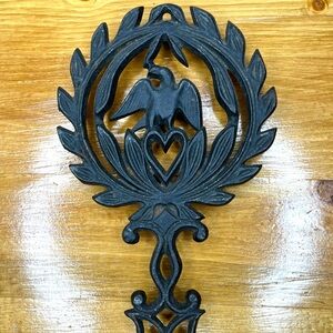 Vintage Black Cast Iron Footed Trivet Eagle Heart Laurel Wreath 8.5” x 5.5”
